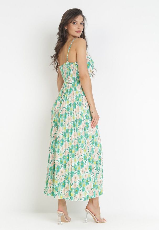 Born2be - Zielona Plisowana Sukienka Maxi na Cienkich Regulowanych Ramiączkach Iazza. Kolor: zielony. Długość rękawa: na ramiączkach. Wzór: nadruk, aplikacja, kwiaty. Długość: maxi