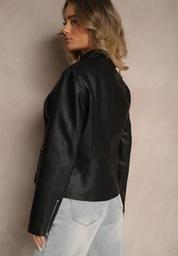 Renee - Czarna Kurtka w Stylu Ramoneski z Ozdobnym Paskiem Sovvezia. Okazja: na co dzień, na spacer. Kolor: czarny. Materiał: jeans. Długość: krótkie. Styl: casual, wizytowy #4