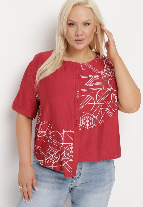 Born2be - Bordowa Bawełniana Bluzka T-shirt z Krótkim Rękawem z Nadrukiem i Guzikami Fiomara. Okazja: do pracy. Kolor: czerwony. Materiał: bawełna. Długość rękawa: krótki rękaw. Długość: krótkie. Wzór: nadruk