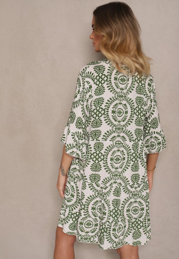 Renee - Zielona Sukienka z Bawełny o Rozkloszowanym Kroju Ozdobiona Guzikami Janivra. Okazja: na co dzień. Typ kołnierza: dekolt w kształcie V. Kolor: zielony. Materiał: bawełna. Wzór: aplikacja. Typ sukienki: rozkloszowane. Styl: casual, elegancki