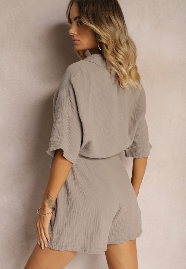 Renee - Ciemnobeżowy Bawełniany Kombinezon Muślinowy Ozdobiony Troczkami Zapinany na Guziki Dlissa. Okazja: na co dzień. Kolor: beżowy. Materiał: bawełna. Wzór: aplikacja. Styl: klasyczny, casual, elegancki