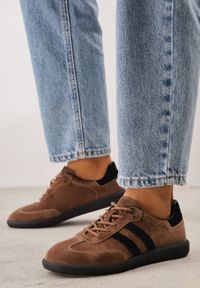 Born2be - Brązowe Sneakersy Retro Tenisówki z Zamszu Naturalnego ze Skórzaną Wkładką Celarge. Okazja: na co dzień. Kolor: brązowy. Materiał: skóra, zamsz. Szerokość cholewki: normalna #9