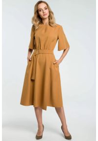 Sukienki.shop - Sukienka elegancka rozkloszowana z paskiem brązowa. Okazja: na co dzień, na spotkanie biznesowe, do pracy, na komunię. Kolor: różowy, brązowy. Materiał: materiał, tkanina, elastan. Wzór: gładki. Typ sukienki: proste, rozkloszowane. Styl: elegancki. Długość: midi