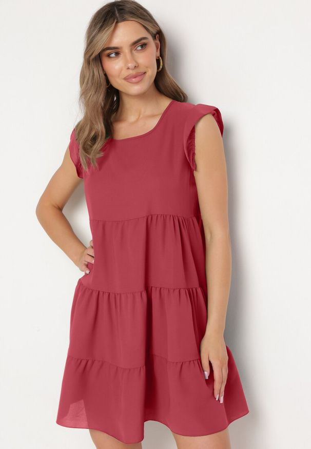 Born2be - Ciemnoróżowa Rozkloszowana Sukienka z Falbankami Zapinana przy Szyi Rettesa. Okazja: na co dzień. Typ kołnierza: kołnierz z falbankami. Kolor: różowy. Materiał: wiskoza, tkanina. Sezon: lato. Styl: casual, elegancki