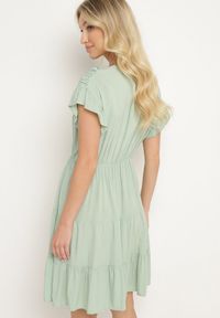 Born2be - Miętowa Sukienka z Gumką w Pasie Ozdobiona Falbanką i Wiązana Materiałowym Paskiem Tiamalou. Typ kołnierza: dekolt w łódkę. Kolor: miętowy. Materiał: materiał. Długość rękawa: krótki rękaw. Wzór: aplikacja #5