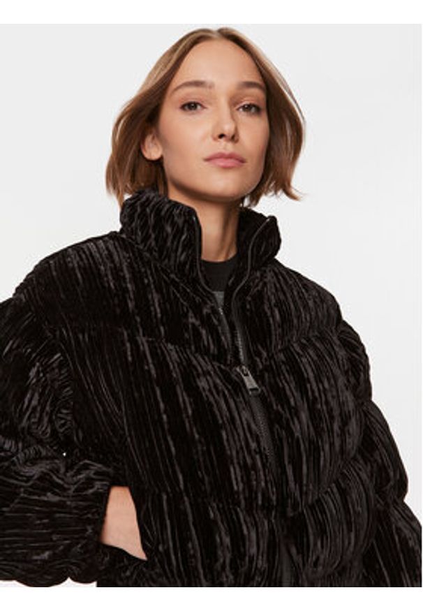 Guess Kurtka zimowa Roux W3BL10 KBWC2 Czarny Relaxed Fit. Kolor: czarny. Materiał: syntetyk. Sezon: zima