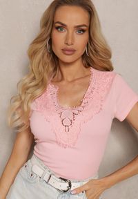 Renee - Jasnoróżowy T-shirt z Bawełny z Krótkim Rękawem i Ozdobną Koronką przy Dekolcie Comelina. Okazja: do pracy, na co dzień. Kolor: różowy. Materiał: bawełna, koronka. Długość rękawa: krótki rękaw. Długość: krótkie. Wzór: koronka. Styl: klasyczny, casual