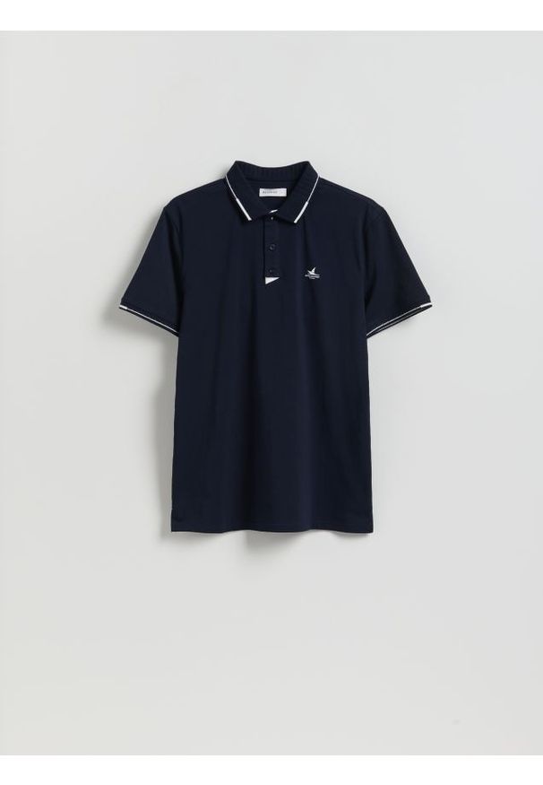 Reserved - Koszulka polo regular z lamówką - granatowy. Typ kołnierza: polo. Kolor: niebieski. Materiał: dzianina, bawełna