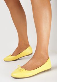 Born2be - Żółte Balerinki Haviani. Nosek buta: okrągły. Kolor: żółty. Sezon: lato. Obcas: na obcasie. Styl: klasyczny. Wysokość obcasa: niski