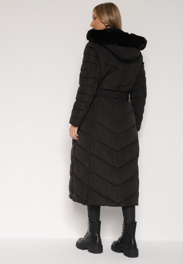 Born2be - Czarna Długa Kurtka Zimowa z Pikowaniem Paskiem i Kapturem z Futrem Retilma. Kolor: czarny. Materiał: futro. Długość: długie. Sezon: zima. Styl: elegancki