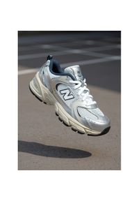 Sneakersy New Balance. Kolor: srebrny