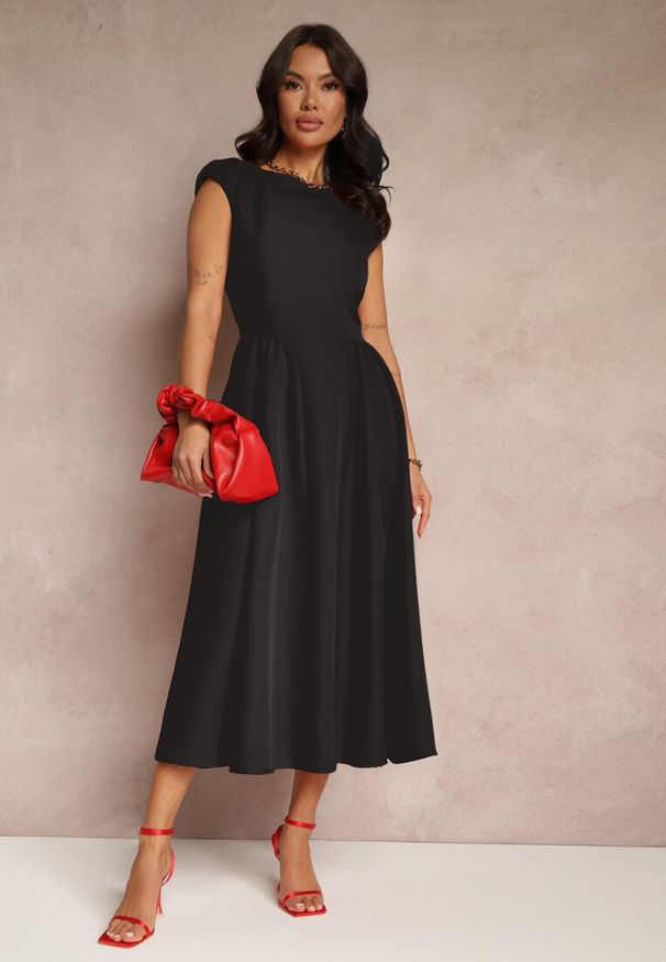 Renee - Czarna Rozkloszowana Sukienka z Wiązaniem i Dekoltem w Kształcie Łódki Alanira. Okazja: na co dzień. Kolor: czarny. Długość rękawa: krótki rękaw. Styl: casual, elegancki