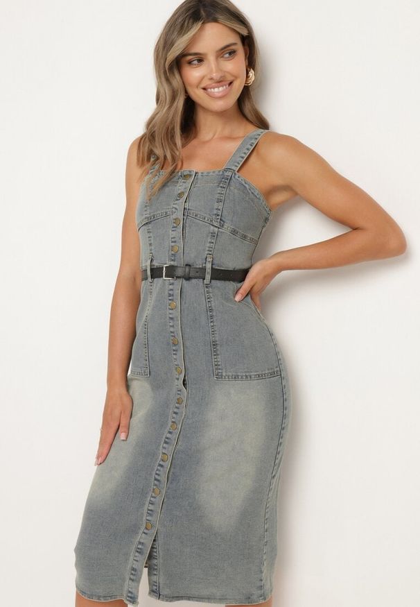 Born2be - Jasnoniebieska Sukienka Jeansowa z Paskiem z Ekoskóry Zapinana na Napy na Ramiączkach Wezia. Kolor: niebieski. Materiał: jeans. Długość rękawa: na ramiączkach. Sezon: lato