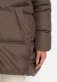 Born2be - Brązowa Kurtka z Kapturem i Sztucznym Futerkiem Tsani. Okazja: do pracy. Typ kołnierza: kaptur. Kolekcja: plus size. Kolor: brązowy. Materiał: futro. Wzór: aplikacja. Sezon: zima, jesień. Styl: klasyczny, elegancki #7