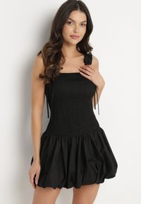 Born2be - Czarna Bawełniana Sukienka Bombka na Ramiączkach z Elastyczną Górą Linarisena. Okazja: na co dzień, na imprezę. Typ kołnierza: kokarda. Kolor: czarny. Materiał: bawełna. Długość rękawa: na ramiączkach. Typ sukienki: bombki. Styl: casual, elegancki #1