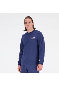 Bluza męska New Balance MT23903NNY – granatowa. Okazja: na co dzień. Typ kołnierza: bez kaptura. Kolor: niebieski. Materiał: materiał, bawełna, poliester, prążkowany. Wzór: napisy. Styl: casual, elegancki