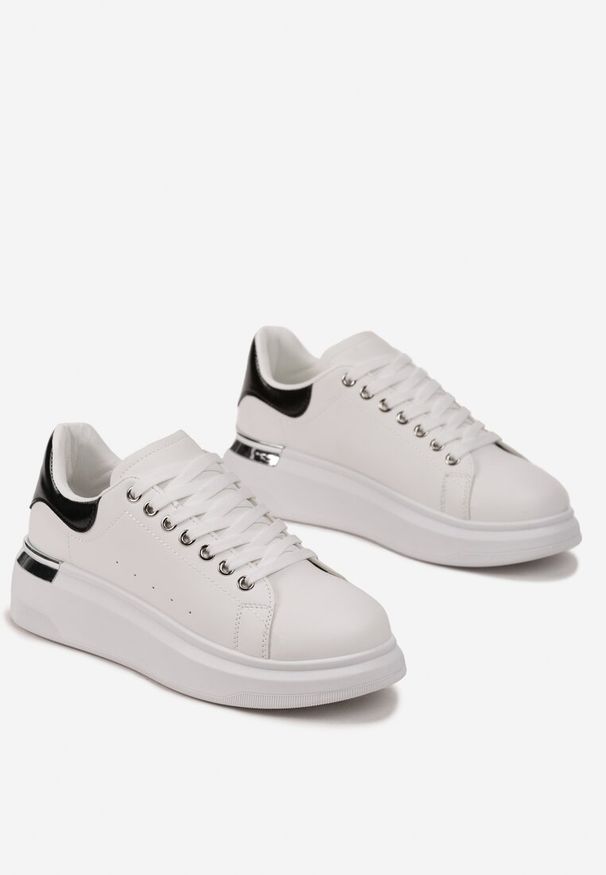 Renee - Biało-Czarne Sneakersy na Platformie z Metaliczną Wstawką Sissis. Okazja: na co dzień. Kolor: biały, czarny. Obcas: na platformie