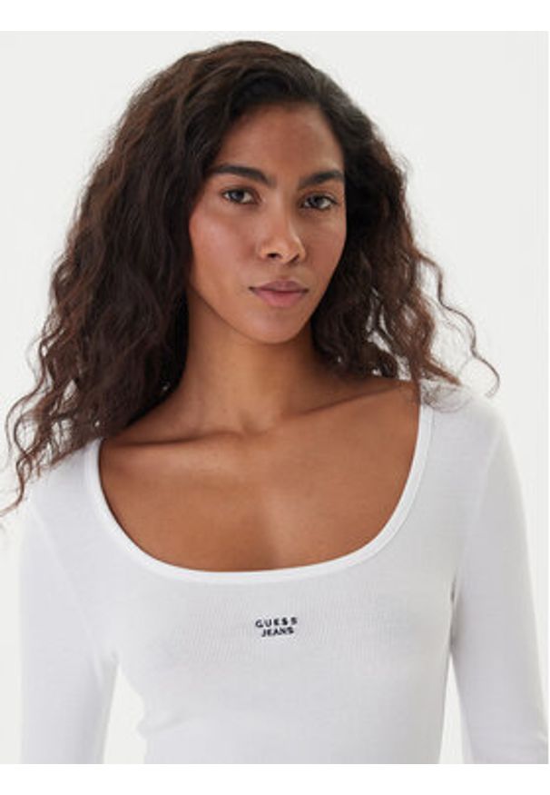 Guess Jeans Sukienka codzienna 179918 Biały Classic Fit. Okazja: na co dzień. Kolor: biały. Materiał: bawełna. Typ sukienki: proste. Styl: casual