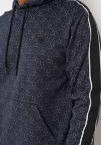 Born2be - Niebieska Bluza z Kapturem w Geometryczny Print Zdobiona Lampasem Venandria. Okazja: na co dzień, na spacer. Typ kołnierza: kaptur. Kolor: niebieski. Materiał: jeans. Długość rękawa: długi rękaw. Długość: długie. Wzór: geometria, aplikacja, nadruk. Styl: sportowy, casual, elegancki, klasyczny #5