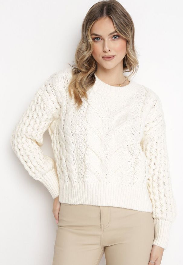 Born2be - Jasnobeżowy Sweter z Bawełną i Wełną z Warkoczykowym Splotem Venqille. Kolor: beżowy. Materiał: bawełna, wełna. Wzór: ze splotem