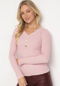 Born2be - Jasnoróżowy Sweter z Bawełną z Prążkowanego Materiału Ozdobiony Guzikami Zinfera. Kolor: różowy. Materiał: prążkowany, materiał, bawełna. Wzór: aplikacja. Sezon: zima