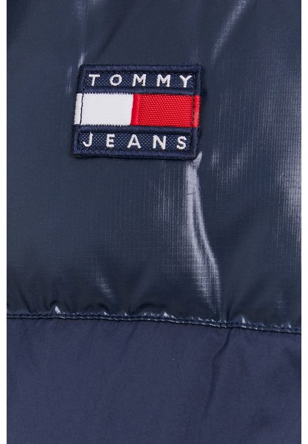Tommy Jeans Kurtka puchowa damska kolor granatowy zimowa. Okazja: na co dzień. Kolor: niebieski. Materiał: puch. Wzór: gładki. Sezon: zima. Styl: casual
