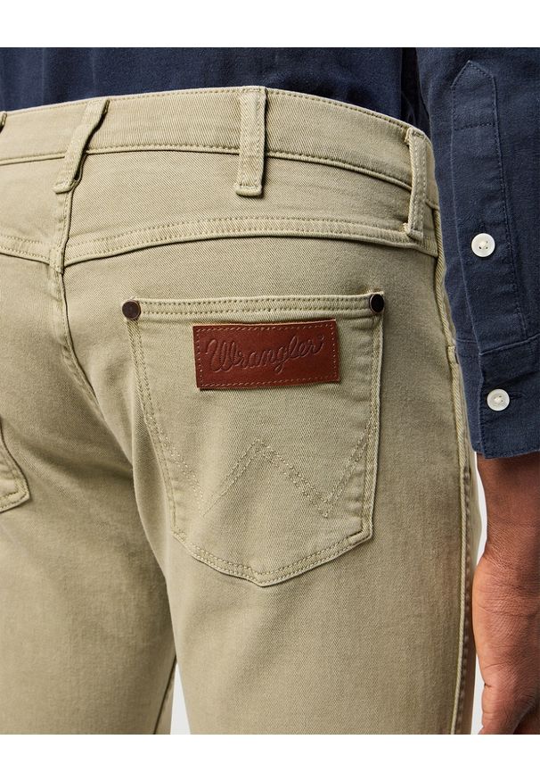 Wrangler - MESKIE SPODNIE WRANGLER GREENSBORO DARK TEA 112362437