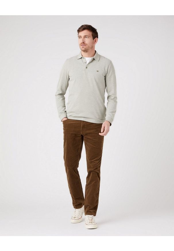 Wrangler - MĘSKA KOSZULKA WRANGLER REFINED POLO DEEP LICHEN W7F9KHX1X 112323734. Typ kołnierza: polo