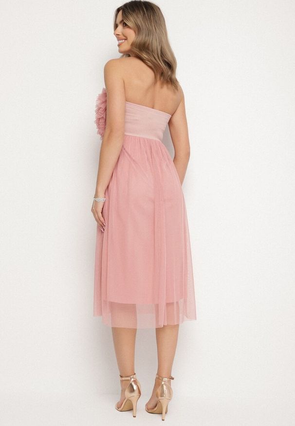 Born2be - Ciemnoróżowa Tiulowa Sukienka z Falbankami Larithia. Typ kołnierza: kołnierz z falbankami. Kolor: różowy. Materiał: tiul. Długość rękawa: bez ramiączek