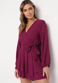 Born2be - Fioletowa Kopertowa Sukienka Kombinezon Mini z Falbanką Bomina. Typ kołnierza: kołnierz z falbankami. Kolor: fioletowy. Materiał: materiał. Typ sukienki: kopertowe. Długość: mini #1