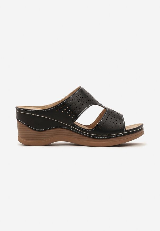 Born2be - Czarne Klapki Boho z Szerokimi Ażurowymi Paskami i Niewysokim Koturnem Indarfa. Kolor: czarny. Wzór: ażurowy. Sezon: lato. Obcas: na koturnie. Styl: boho