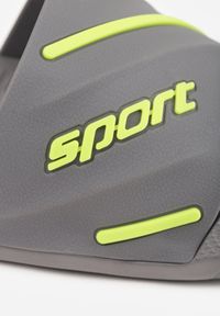 Born2be - Szare Klapki Basenowe na Grubej Podeszwie z Tłoczonymi Paskami i Napisem Menimisia. Okazja: na co dzień. Kolor: szary. Wzór: napisy. Sezon: lato. Styl: wakacyjny, casual, klasyczny, sportowy #4