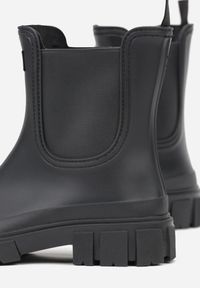 Born2be - Czarne Kalosze z Elastycznymi Wstawkami w Cholewce i Aplikacją z Napisem Deliavia. Okazja: na co dzień. Kolor: czarny. Materiał: jeans. Szerokość cholewki: normalna. Wzór: aplikacja, napisy. Styl: casual, klasyczny #3