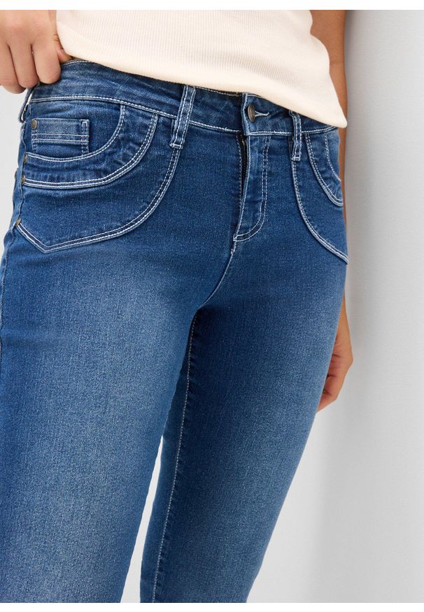 bonprix - Dżinsy straight, mid waist, cropped. Kolor: niebieski
