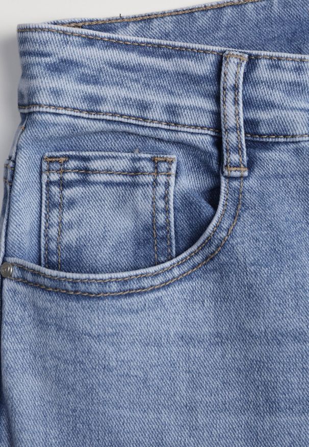 Born2be - Niebieskie Szerokie Jeansy z Bawełną i Wysokim Stanem z Efektem Gradientu Canine. Okazja: na co dzień. Stan: podwyższony. Kolor: niebieski. Wzór: gradientowy. Styl: casual, elegancki