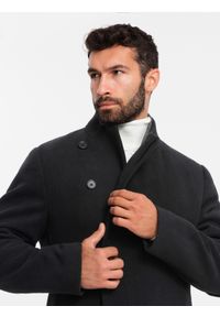 Ombre Clothing - Męski płaszcz z wysokim kołnierzem i asymetrycznym zapięciem – czarny V2 - Rozmiar: XXL. Okazja: na co dzień. Typ kołnierza: kołnierzyk stójkowy. Kolor: czarny. Materiał: wiskoza, poliester, materiał, syntetyk, włókno. Długość: długie. Wzór: aplikacja, jednolity. Styl: wizytowy, casual, elegancki #8