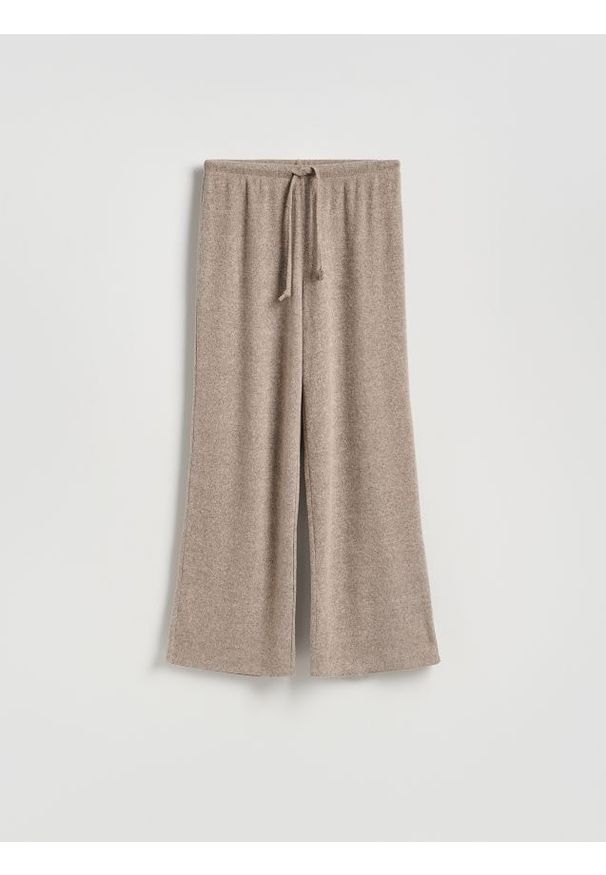 Reserved - Dzianinowe spodnie z wiązaniem - brązowy. Kolor: brązowy. Materiał: dzianina