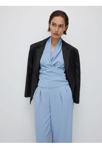 Reserved - Szerokie spodnie z zakładkami - jasnoniebieski. Kolor: niebieski. Materiał: tkanina. Wzór: gładki #1
