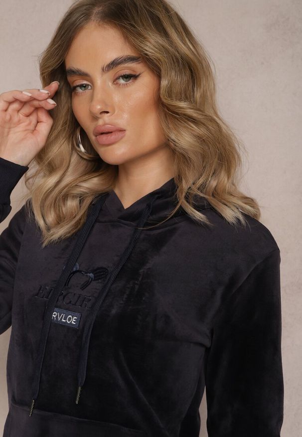Renee - Granatowa Ocieplona Bluza Welurowa o Fasonie Kangurki z Napisem Meluia. Typ kołnierza: kaptur. Kolor: niebieski. Materiał: welur. Wzór: napisy