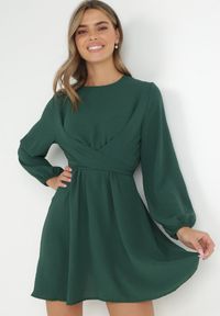 Born2be - Ciemnozielona Sukienka Rozkloszowana z Gumką w Pasie Selnaedo. Okazja: na randkę. Kolor: zielony. Materiał: tkanina. Długość rękawa: długi rękaw. Wzór: gładki. Styl: klasyczny #6
