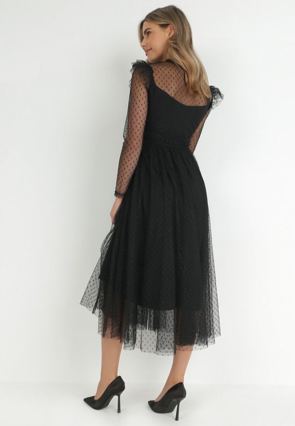 Born2be - Czarna Sukienka z Koronką i Tiulem Nemila. Okazja: na co dzień. Typ kołnierza: dekolt w łódkę. Kolor: czarny. Materiał: tiul, koronka. Wzór: koronka. Typ sukienki: proste. Styl: casual