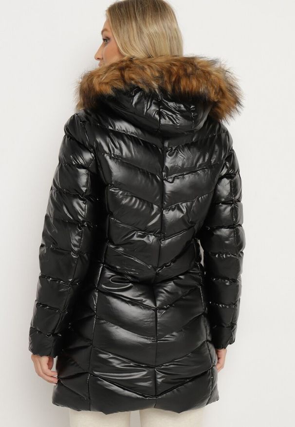 Born2be - Czarno-Brązowa Długa Pikowana Kurtka z Odpinanym Futerkiem i Sznurkami Rinnarae. Okazja: na spacer, na co dzień. Typ kołnierza: kaptur. Kolor: czarny. Materiał: futro. Długość: długie. Styl: casual, elegancki