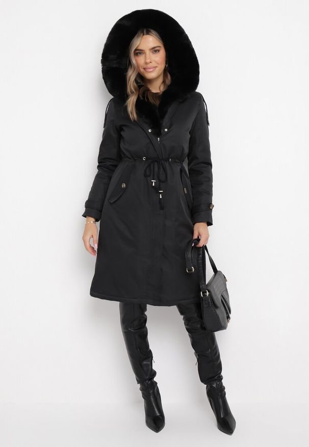 Born2be - Czarna Nylonowa Kurtka Parka Płaszcz Ozdobiona Futerkiem Faelana. Okazja: do pracy, na spotkanie biznesowe, na spacer, na co dzień. Kolor: czarny. Materiał: futro, nylon. Wzór: aplikacja. Styl: biznesowy, casual