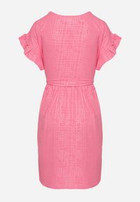 Born2be - Fuksjowa Sukienka Ozdobiona Falbankami i Paskiem Izulira. Typ kołnierza: kołnierz z falbankami. Kolor: różowy. Wzór: aplikacja. Styl: elegancki #7