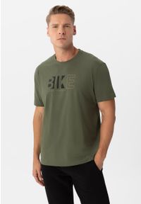Volcano - T-shirt męski khaki, Comfort Fit, T-EKIB. Okazja: na co dzień. Kolor: brązowy. Materiał: bawełna, materiał. Długość rękawa: krótki rękaw. Długość: krótkie. Wzór: nadruk. Styl: klasyczny, casual #1
