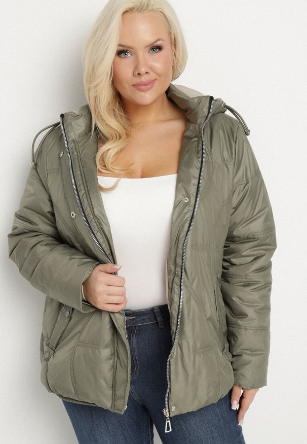 Born2be - Zielona Pikowana Kurtka z Odpinanym Kapturem i Kieszeniami Vilbia. Okazja: na spacer, na co dzień. Kolekcja: plus size. Kolor: zielony. Materiał: poliester, jeans. Styl: elegancki, casual, sportowy