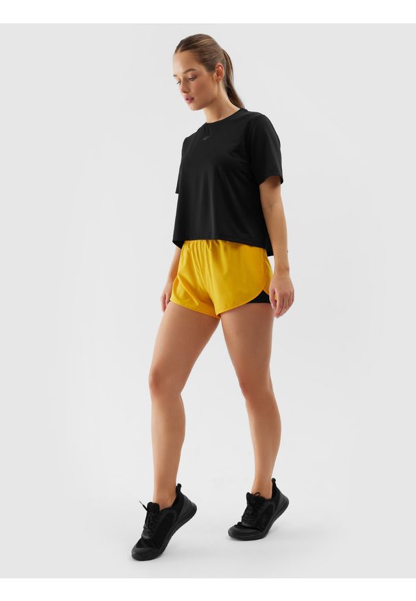 4f - 4F Spodenki treningowe 2w1 szybkoschnące damskie - pomarańczowe L. Stan: obniżony. Kolor: pomarańczowy. Materiał: dzianina, elastan, włókno, syntetyk, materiał. Długość: krótkie. Wzór: gładki, jednolity, ze splotem. Sport: fitness