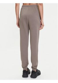 Nike Spodnie dresowe Chill Terry FN2434 Brązowy Regular Fit. Kolor: brązowy. Materiał: syntetyk, bawełna #2