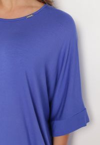 Born2be - Granatowa Wiskozowa Sukienka w Stylu T-shirt z Krótkim Rękawem Fianessa. Okazja: na spotkanie biznesowe. Kolor: niebieski. Materiał: wiskoza. Długość rękawa: krótki rękaw. Wzór: aplikacja. Styl: klasyczny, biznesowy #2