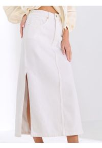 Sinsay - Jeansowa spódnica midi z rozcięciami - biały. Kolor: biały. Materiał: jeans